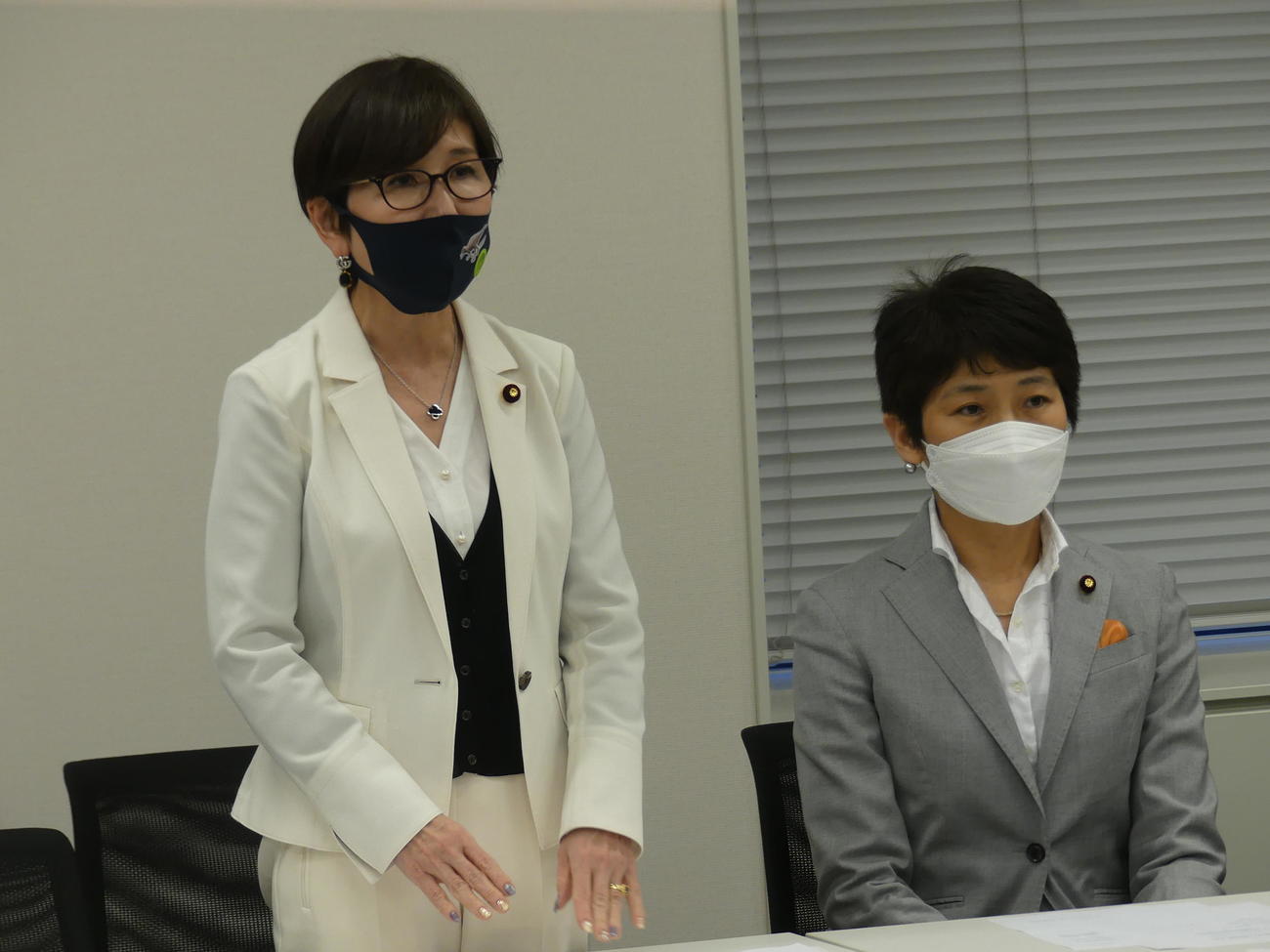 超党派のLGBT議連役員会であいさつする自民党の稲田朋美元防衛相（左）。右は立憲民主党の西村智奈美前幹事長（2023年2月8日撮影）