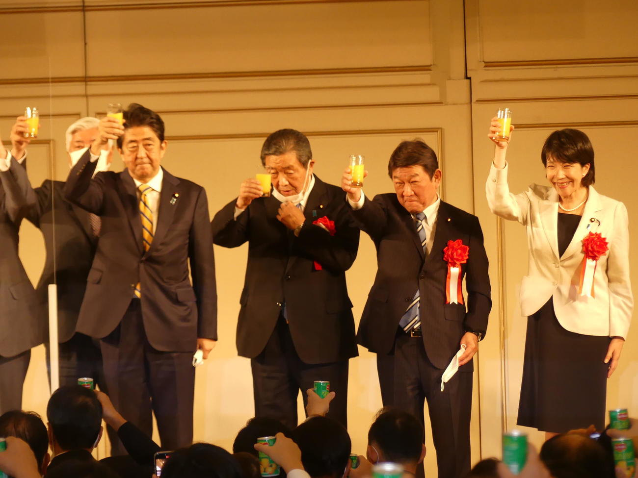 安倍派のパーティーで笑顔で乾杯のジュースを掲げる、当時自民党政調会長の高市早苗・経済安全保障相（右）（2021年12月撮影）