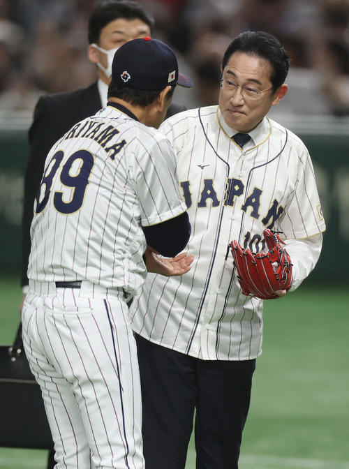 WBC韓国戦で始球式を終え栗山監督（左）と握手を交わす岸田首相（2023年3月10日撮影）