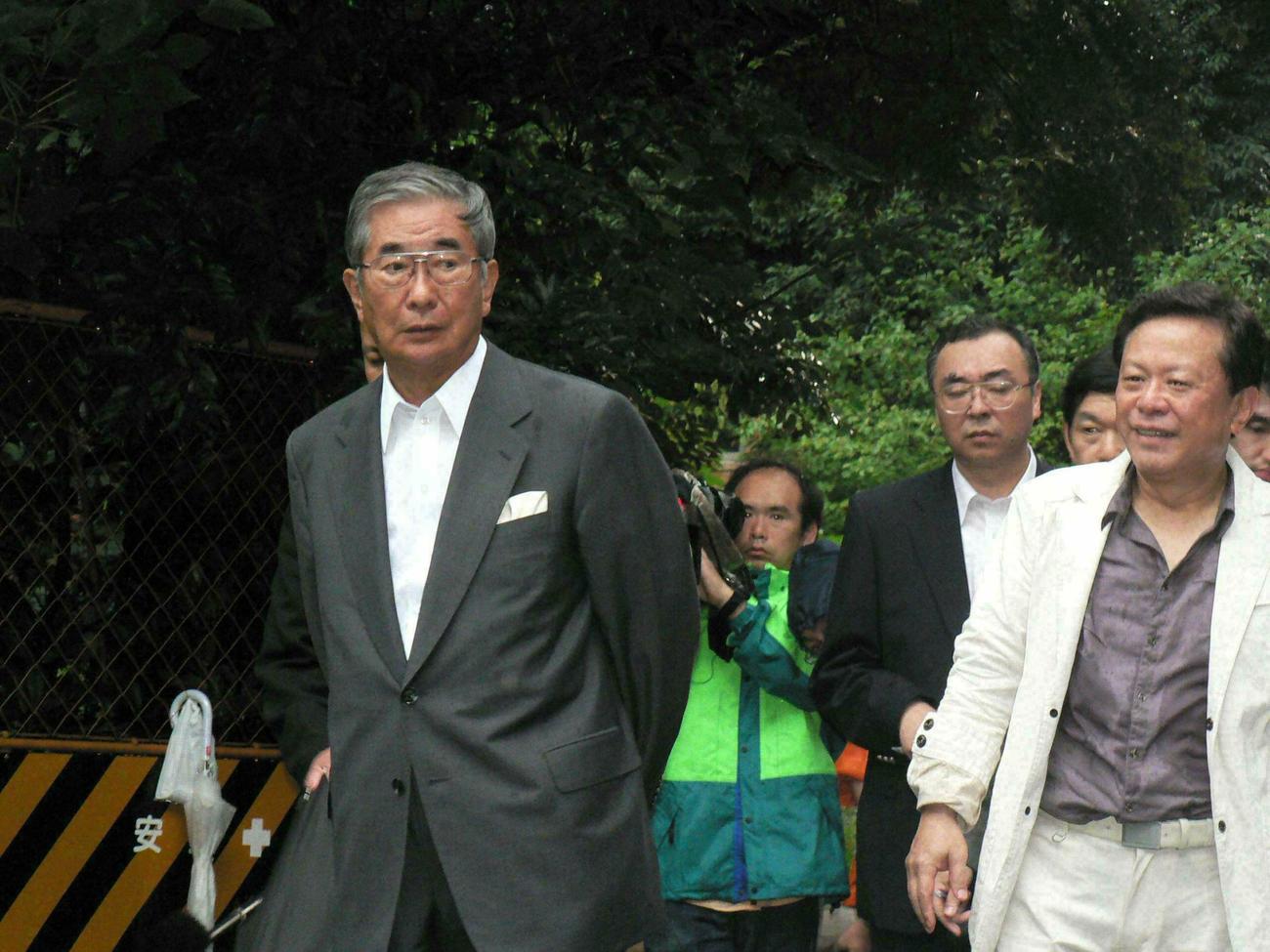 猪瀬直樹副知事（右）と参院議員宿舎予定地を視察した、当時都知事だった石原慎太郎さん。視察後に「建設反対」を表明した（2007年9月撮影）