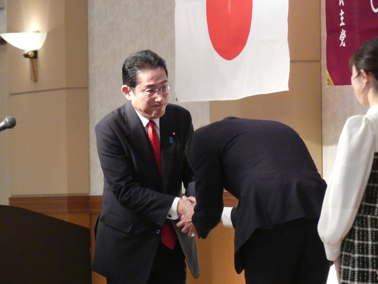 衆院山口4区補選の自民党候補者の会合で候補者を握手をする岸田文雄首相（2023年3月5日）
