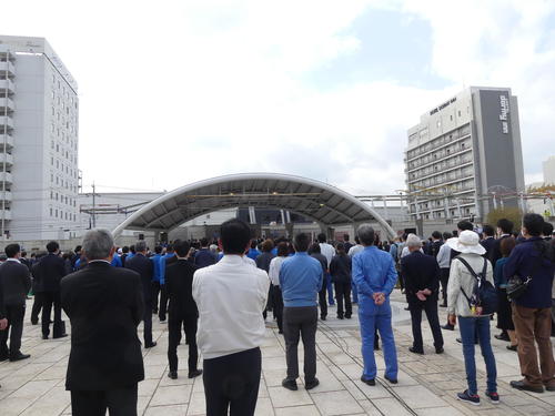 衆院山口4区補選の告示日、報道陣の取材位置は演壇からかなり後方に設定された（2023年4月11日）