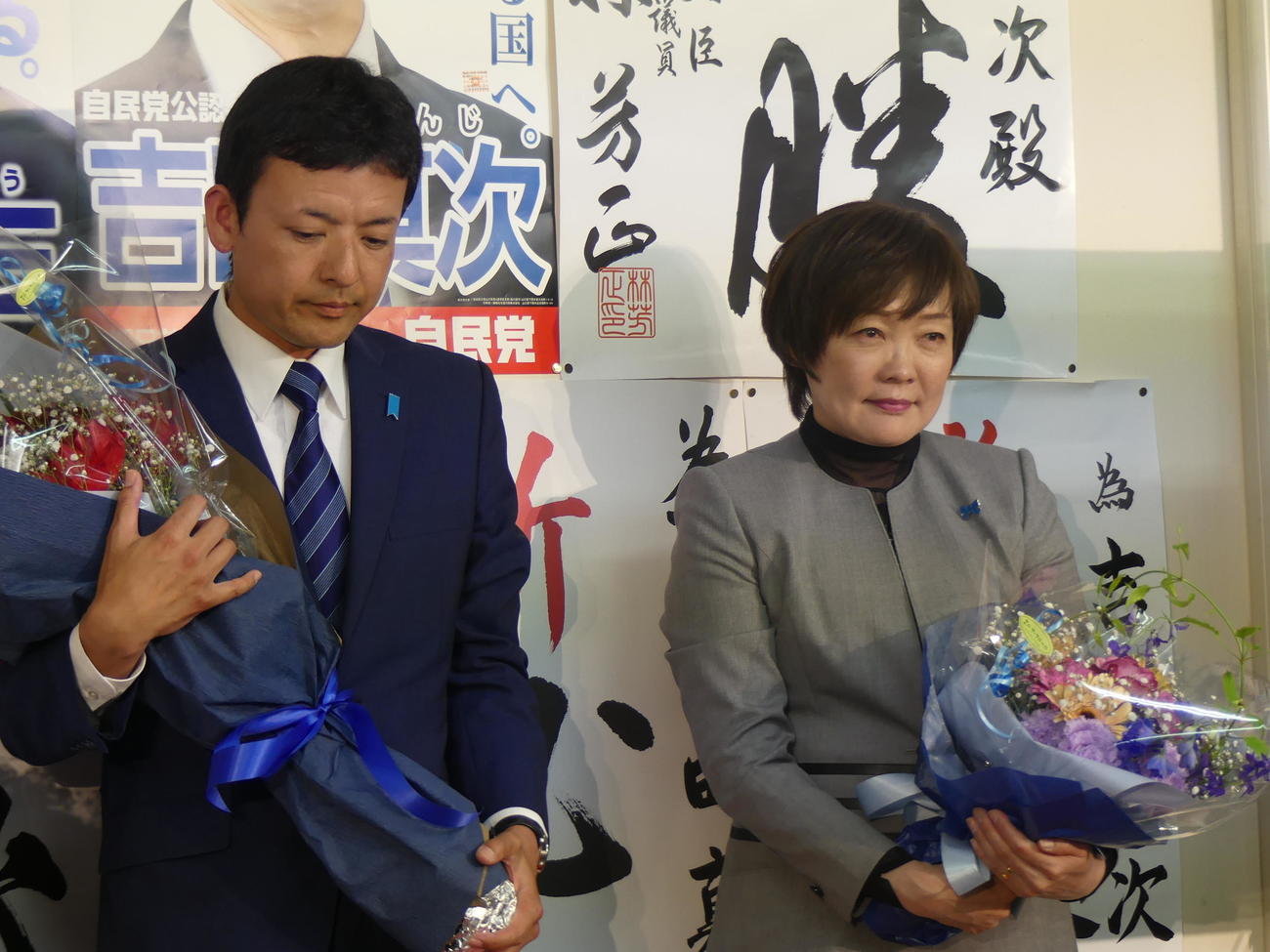 衆院山口4区補選で初当選した吉田真次氏（左）とともに、支援者からの花束を手にする安倍昭恵さん（2023年4月23日撮影）