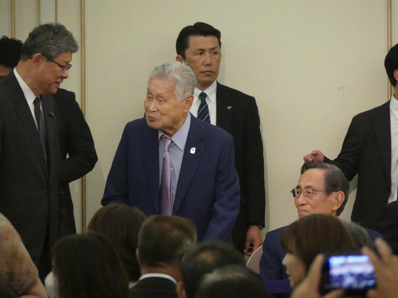 安倍派パーティーで自民党の高木毅国対委員長（左）と言葉を交わす森喜朗元首相（2023年5月16日撮影）