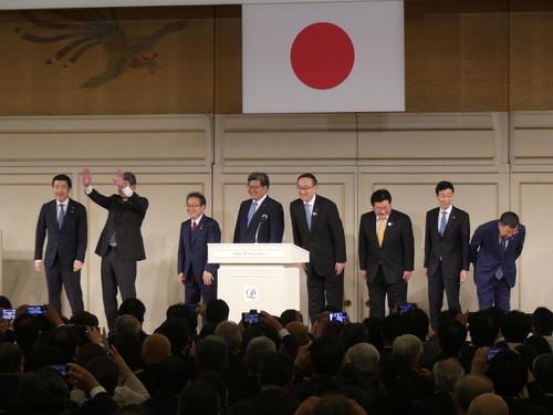 安倍派次期会長候補と取りざたされるメンバーを含め、岸田政権や自民党で役職に就いている面々が壇上で紹介された（2023年5月16日撮影）