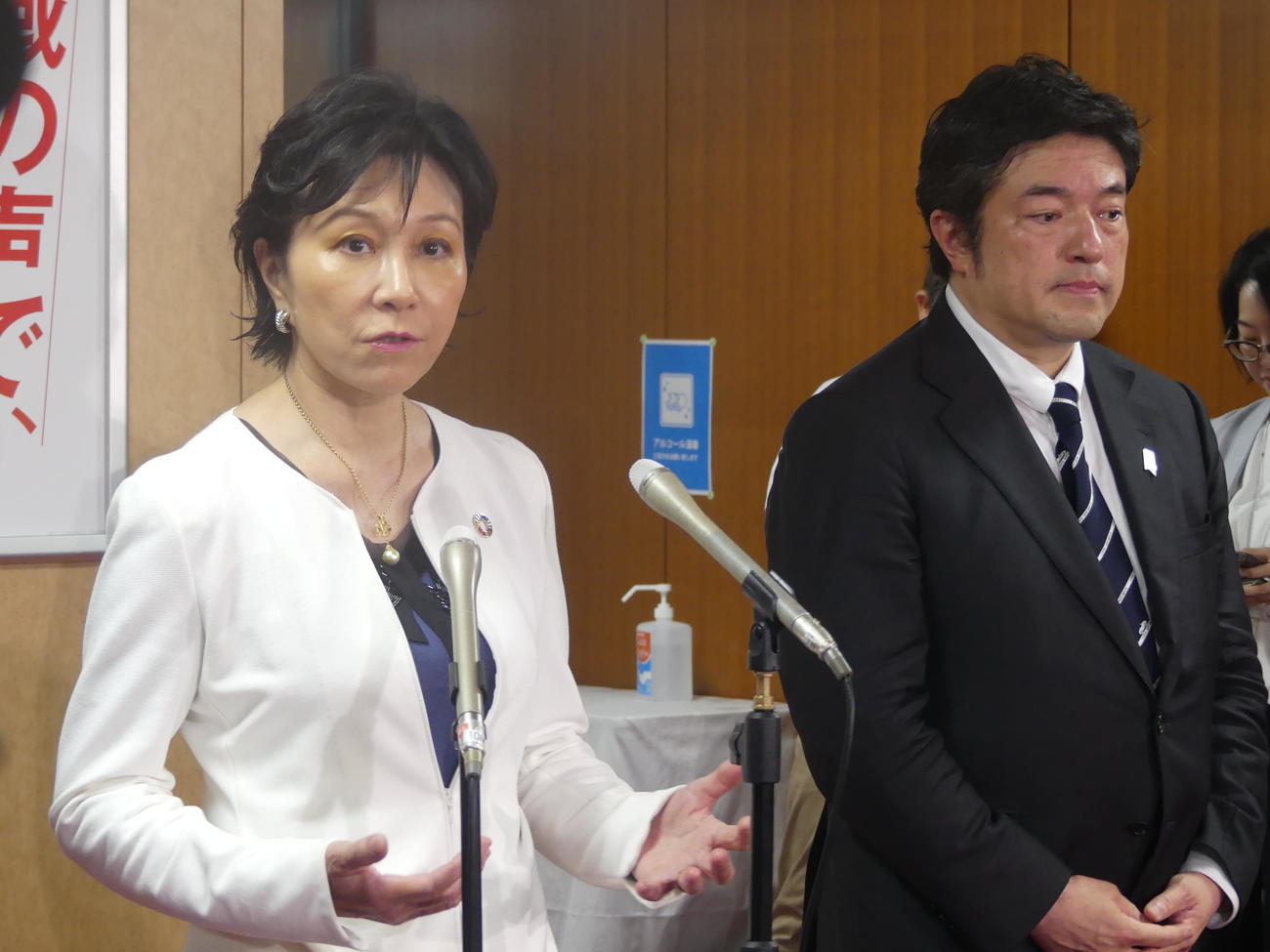次期衆院選の大阪の一部小選挙区での公募方針について、党幹部と面会後、取材に応じる自民党の佐藤ゆかり元衆院議員。右は中山泰秀元衆院議員（2023年7月4日）