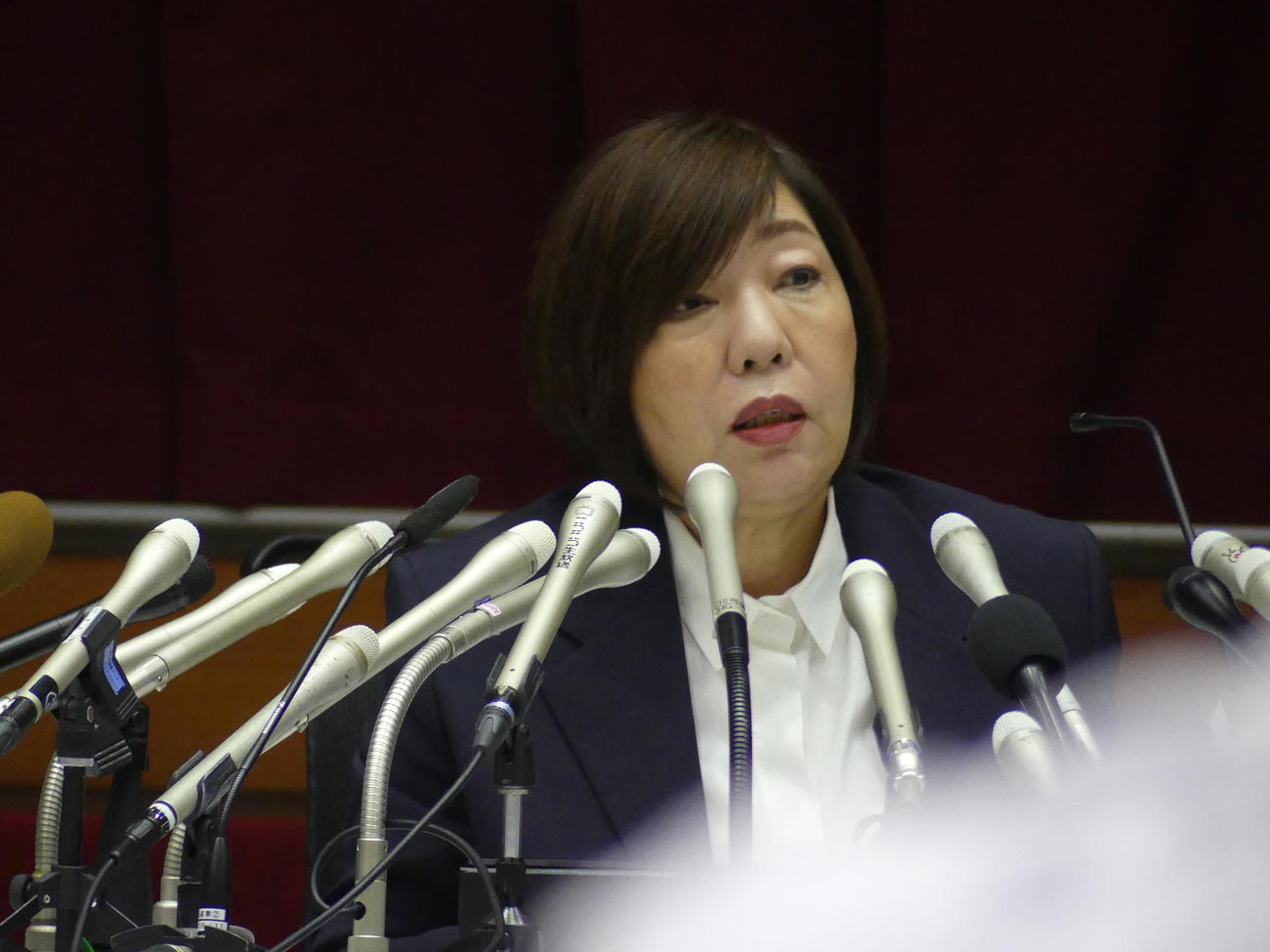アメフト部員の逮捕を受けて記者会見に臨む日本大学の林真理子理事長（2023年8月8日）