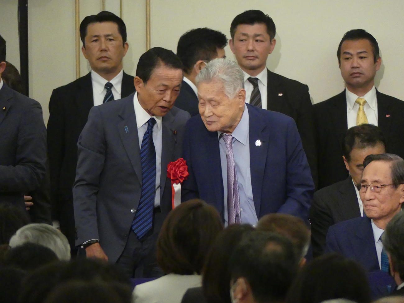 今年5月の安倍派パーティーで言葉を交わす自民党の麻生太郎副総裁（左）と森喜朗元首相（2023年5月16日撮影）