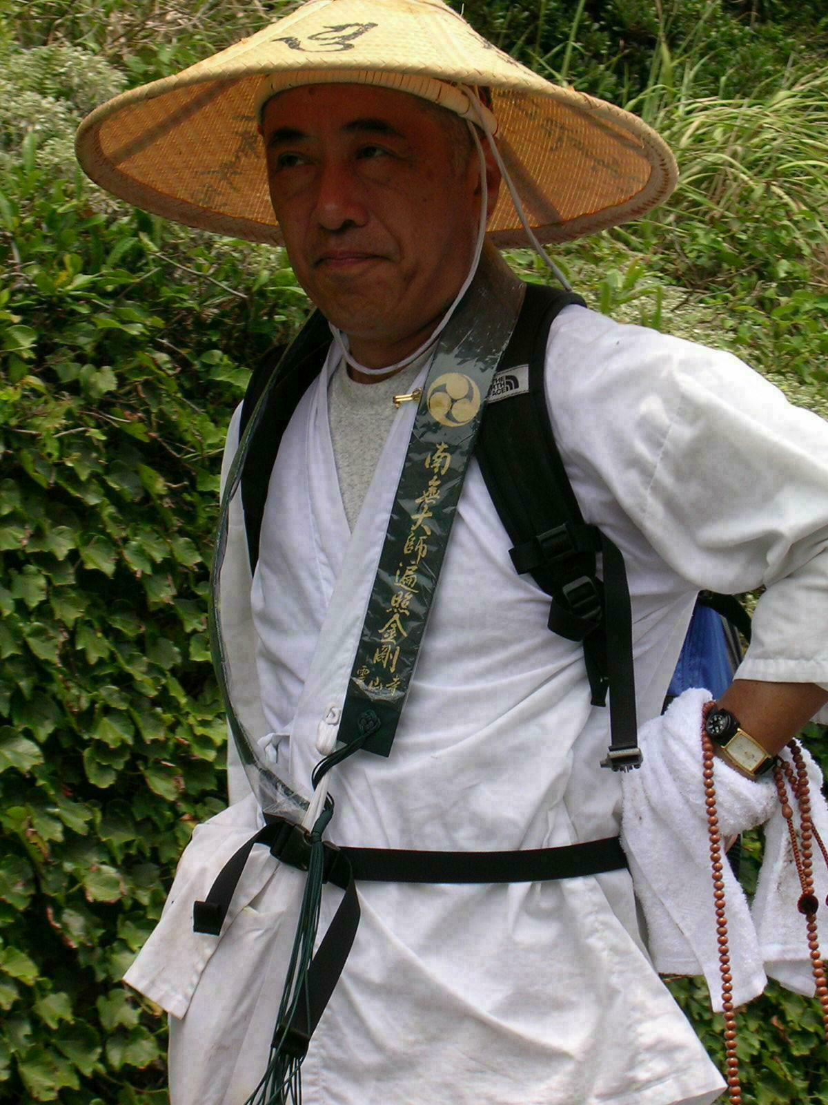 お遍路姿で歩く菅直人氏（2004年7月26日撮影）