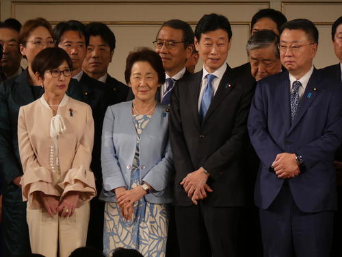 今年5月に開かれた安倍派の政治資金パーティーに、多くの所属議員とともに出席した松野博一官房長官（右）（2023年5月16日撮影）