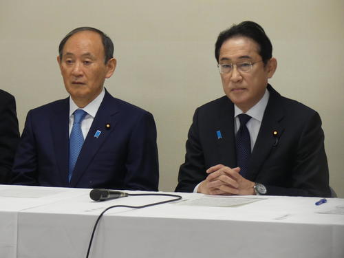 自民党「政治刷新本部」初会合に出席した岸田文雄首相。左は菅義偉前首相（2024年1月11日撮影）