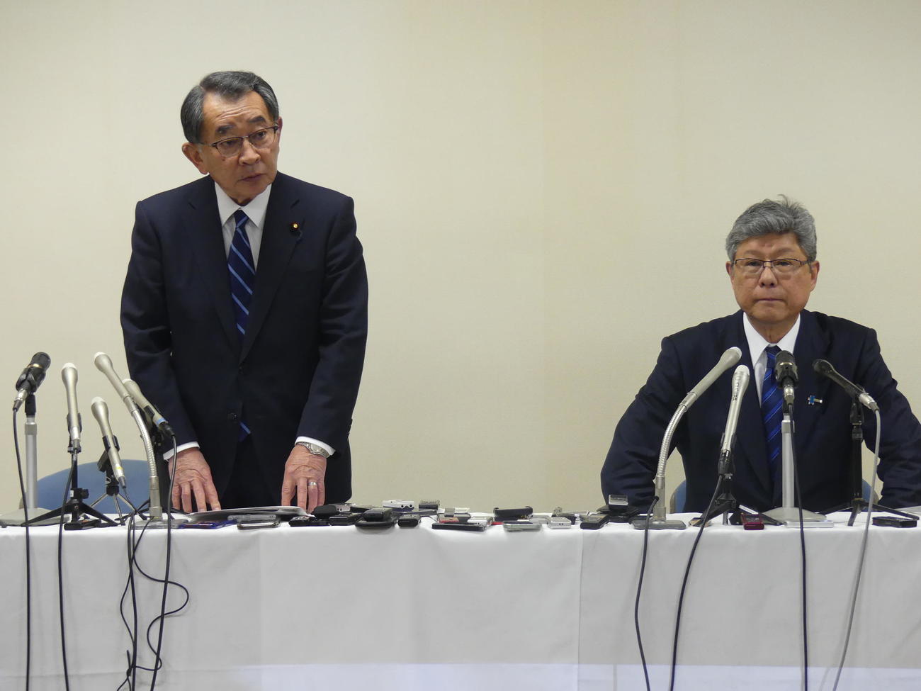 記者会見で安倍派解散を表明し、一連の問題を謝罪する安倍派の塩谷立座長（左）と高木毅事務総長（2024年1月19日撮影）