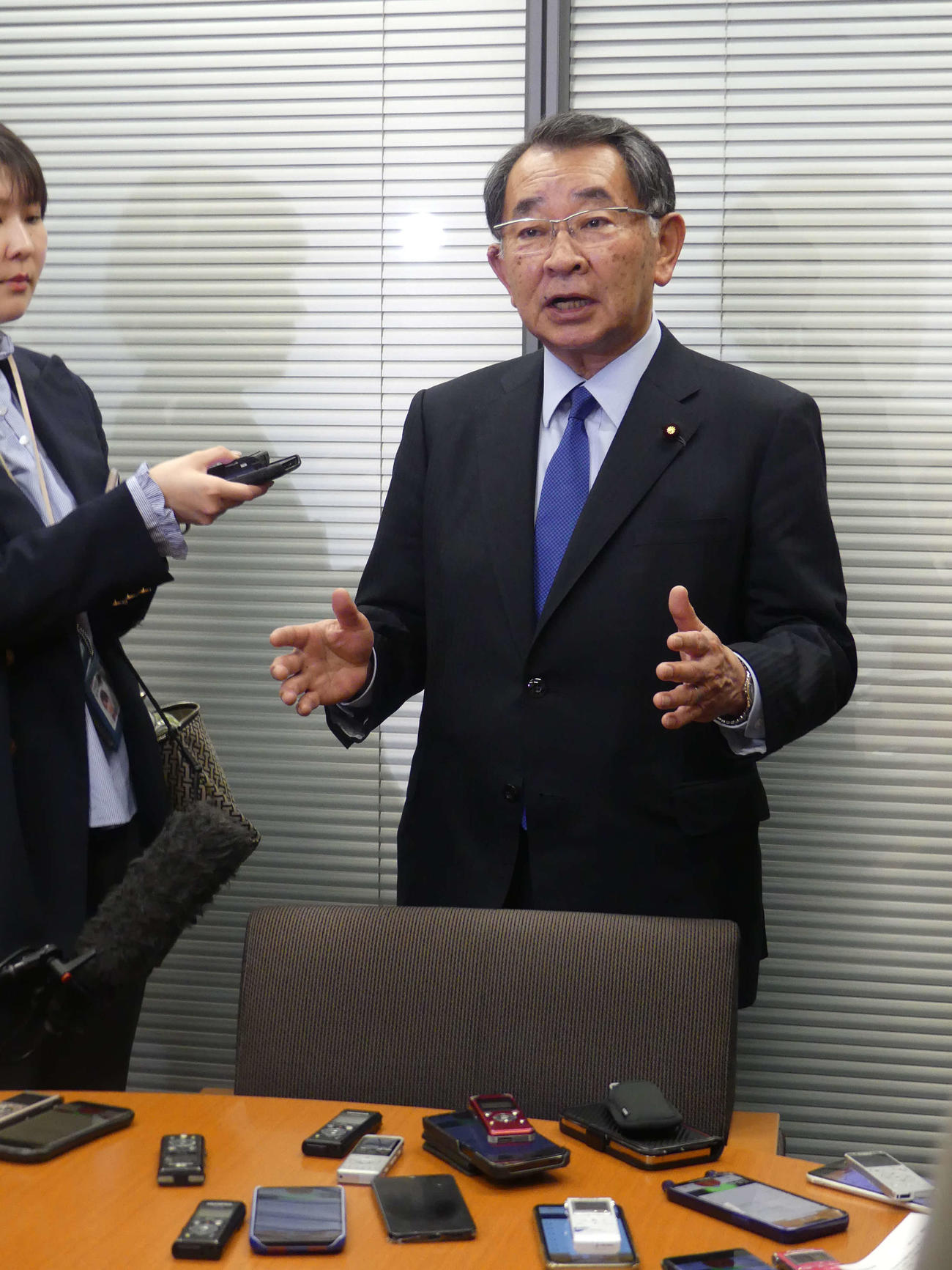 「離党勧告」処分を受け、事務所で取材に応じる塩谷立元文科相（2024年4月4日撮影）