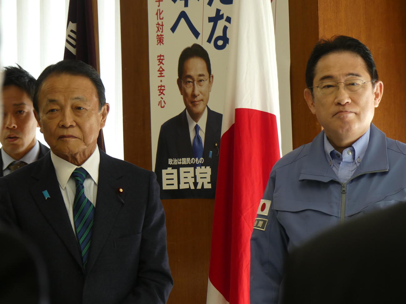 自民党仕事始めに出席する麻生太郎副総裁（左）と岸田文雄首相（2024年1月5日撮影）