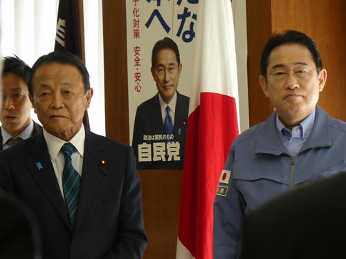 自民党仕事始めに出席する麻生太郎副総裁（左）と岸田文雄首相（2024年1月5日撮影）