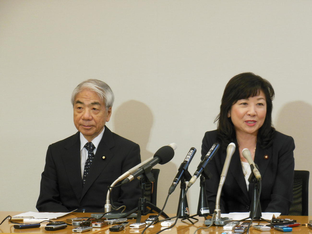 20人の推薦人が集まらず、自民党総裁選の出馬断念を会見で表明する野田聖子氏（右）（2015年9月撮影）