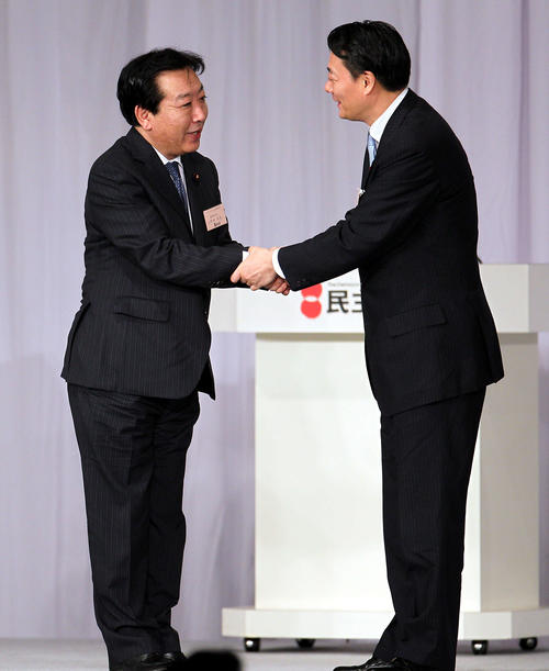 2011年8月、民主党の新代表に選出され、決選投票で対決した海江田氏(右)と握手を交わす野田新代表