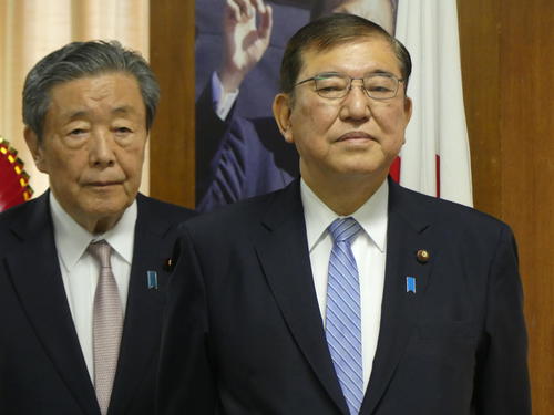 自民党仕事始めでの石破茂首相。左は森山裕幹事長（2025年1月7日撮影）