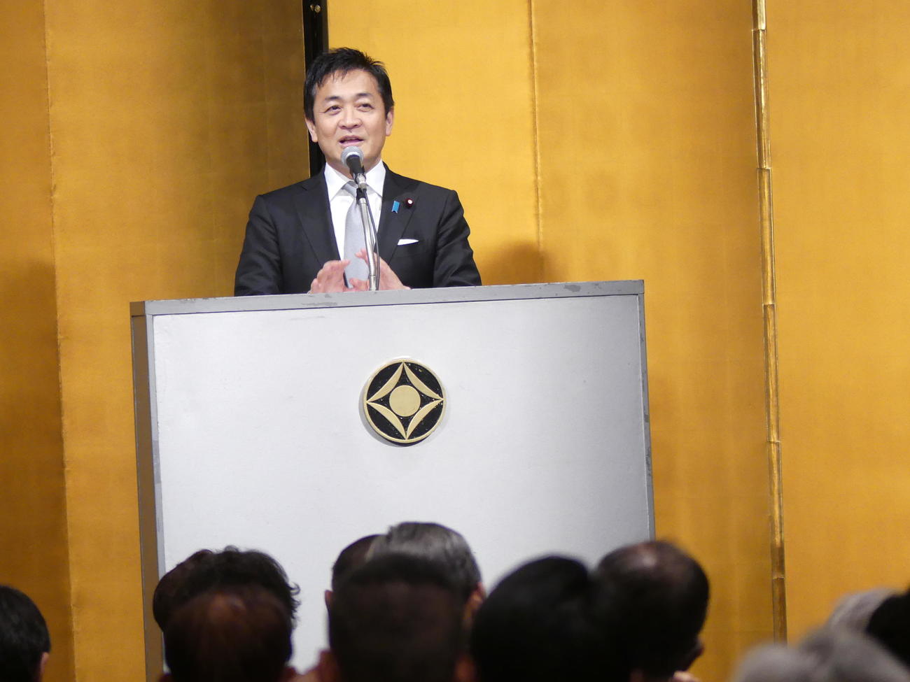 自身の政経セミナーで講演する国民民主党の玉木雄一郎代表（2025年3月24日撮影）