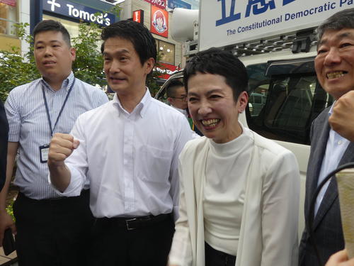 立憲民主党の小川淳也幹事長（左から2人目）、手塚仁雄衆院議員（右）に囲まれ取材対応する蓮舫氏（2025年6月27日撮影）