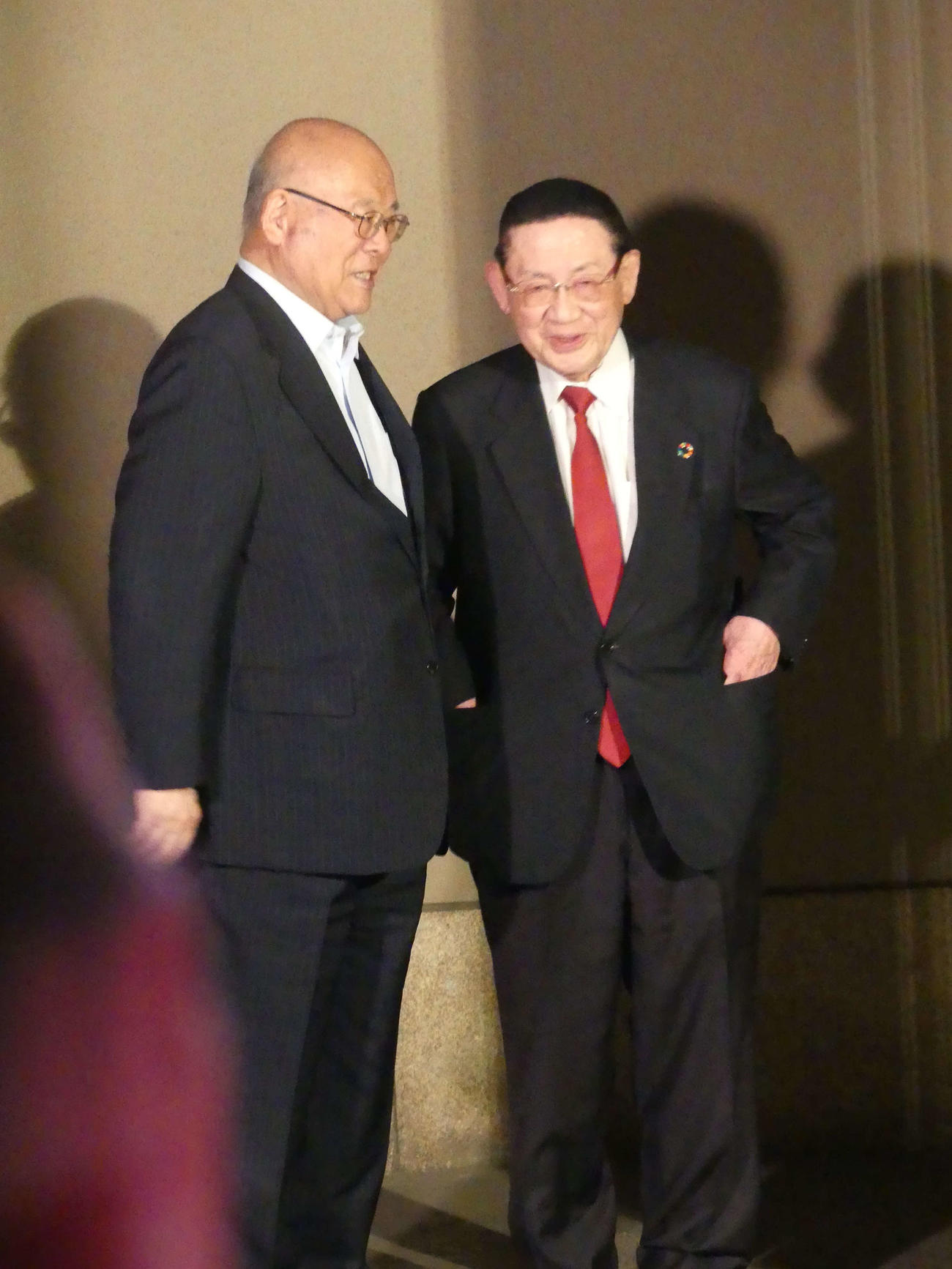 昨年5月、就任前の石破首相らとの会食後、店を後にする山崎拓・元自民党副総裁。左は武部勤・元自民党幹事長（2024年5月14日撮影）
