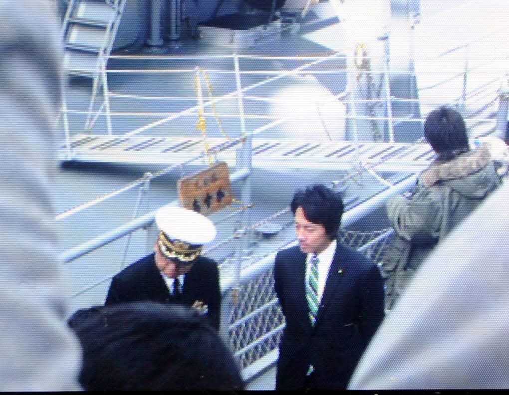 社会科見学ツアーで参加者と護衛官に乗船した小泉進次郎議員（2009年12月撮影）