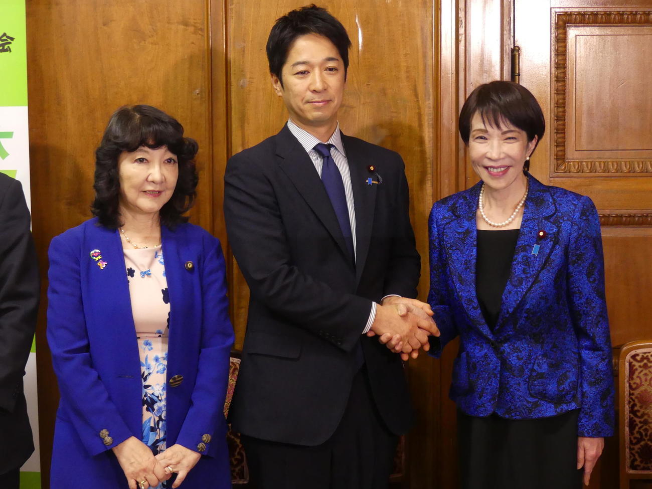 補正予算案の衆院通過後、維新へのあいさつ回りで藤田文武共同代表（中央）と握手をかわす高市早苗首相。左は片山さつき財務相（2025年12月11日撮影）
