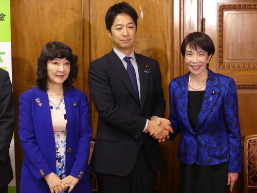 補正予算案の衆院通過後、維新へのあいさつ回りで藤田文武共同代表（中央）と握手をかわす高市早苗首相。左は片山さつき財務相（2025年12月11日撮影）