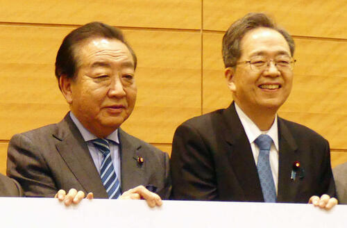 新党「中道改革連合」の名称を発表する、野田佳彦氏（左）と斉藤鉄夫氏（2026年1月16日撮影）