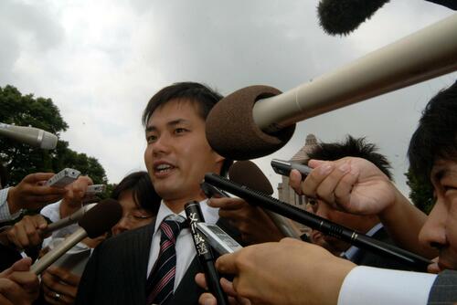 初登院し報道陣に囲まれる杉村太蔵氏（2005年9月撮影）