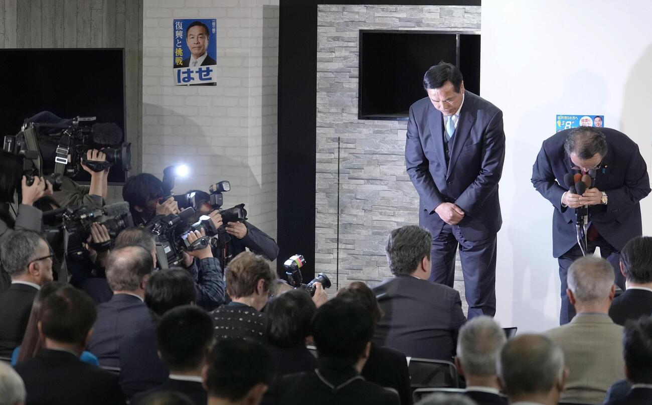 8日、石川県知事選で敗北が確実となり、支持者らに頭を下げる馳浩氏（右から2人目）（共同）