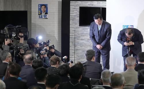 8日、石川県知事選で敗北が確実となり、支持者らに頭を下げる馳浩氏（右から2人目）（共同）