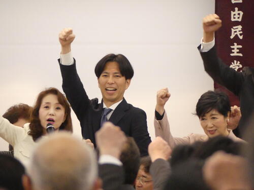 自民党支部が開いた練馬区長選に向けた総決起大会で気勢を上げる尾島紘平氏（中央）。右は小池百合子都知事（2026年4月撮影）