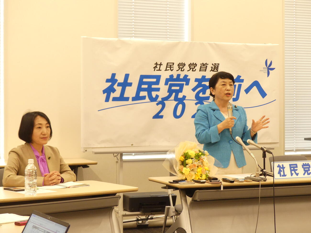 福島瑞穂氏（右）の記者会見に同席する大椿裕子元参院議員（2026年4月6日撮影）