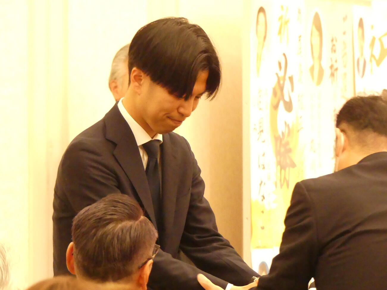 練馬区長選で敗れ、集まった支援者に頭を下げる尾島紘平氏（2026年4月12日撮影）