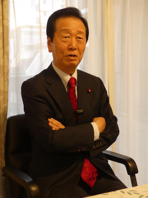 自ら率いるグループ「一清会」の新たな拠点となる事務所開設に合わせて、報道陣の取材に応じる小沢一郎元衆院議員（2026年5月8日撮影）