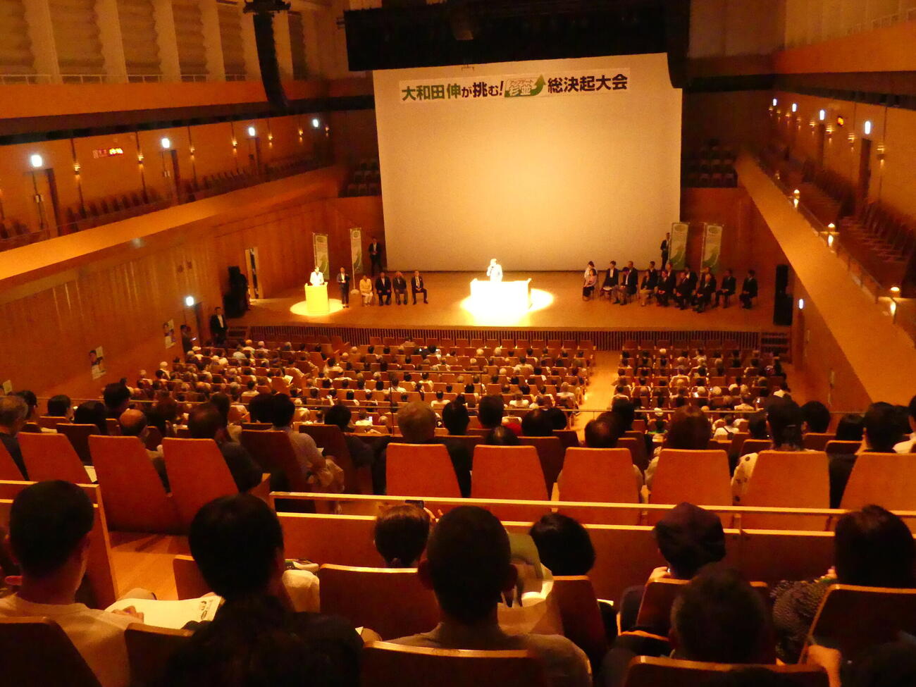 杉並区長選告示を前に、自民党が推薦した大和田伸氏の総決起大会には、2階席まで多くの区民らが訪れた（2026年5月31日撮影）