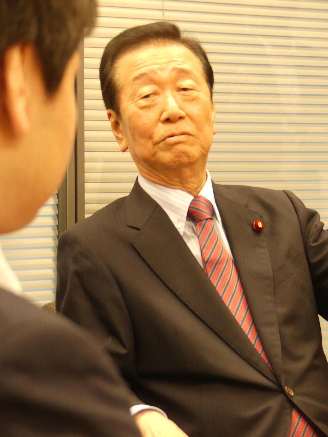 記者の質問を聴く小沢一郎前衆院議員
