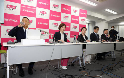 会見に臨む、れいわ新選組の山本太郎代表(左端)ら(撮影・浅見桂子)