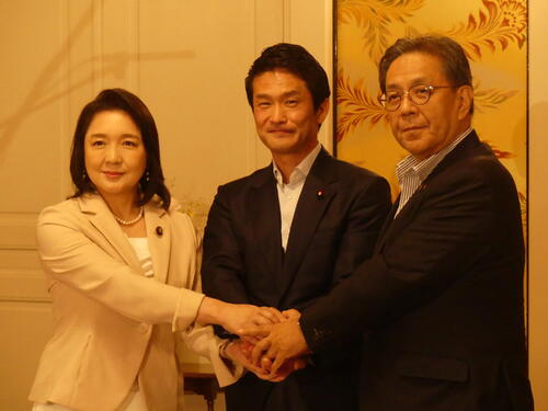 公明党の竹谷とし子代表（左）、立憲民主党の水岡俊一代表（右）と会談後、握手をしてみせる中道改革連合の小川淳也代表（2026年8月31日撮影）