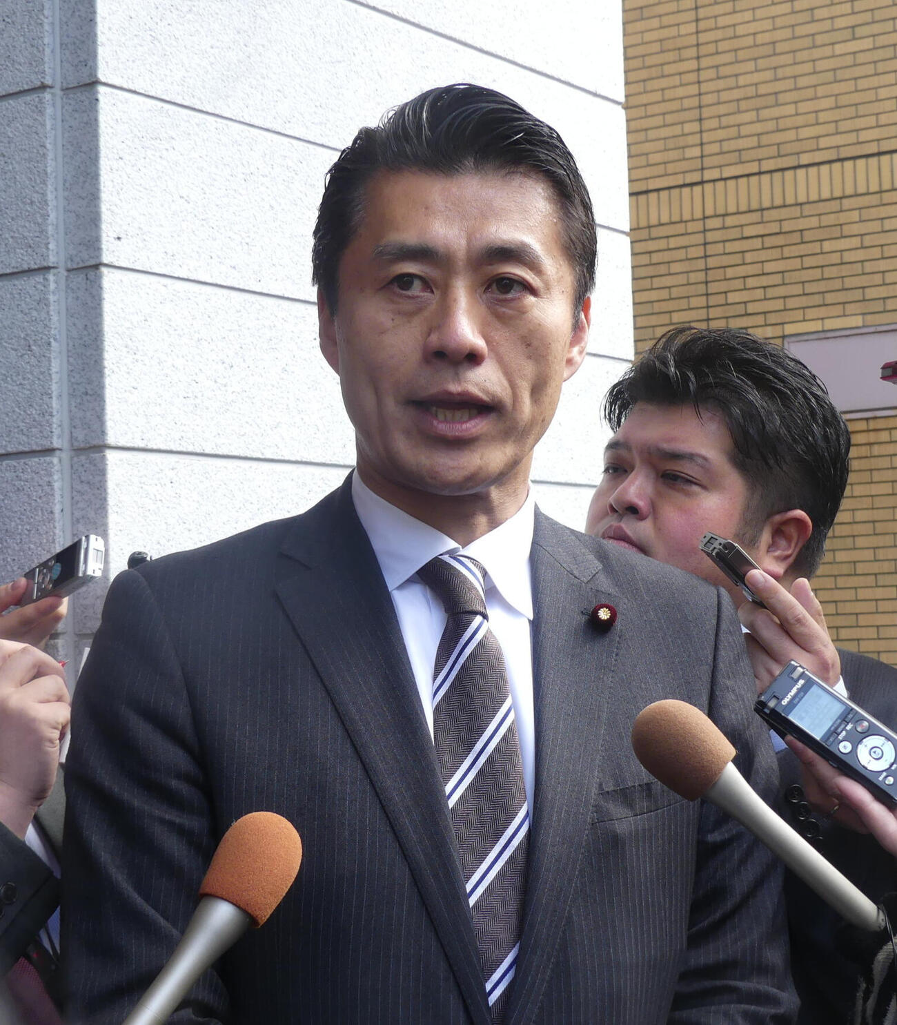 19年1月31日、自民党二階派の特別会員になった経緯について取材に応じる細野豪志衆院議員