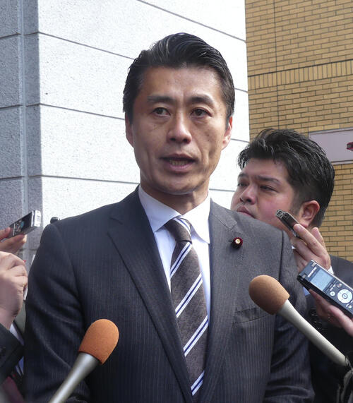 19年1月31日、自民党二階派の特別会員になった経緯について取材に応じる細野豪志衆院議員
