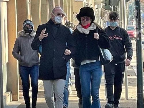 マスクをして歩く人々。感染が拡大してからは、屋外でも人混みではマスク着用が義務化となったが、人混みでなくともマスクをしている人は意外なほどに多い（著者撮影）