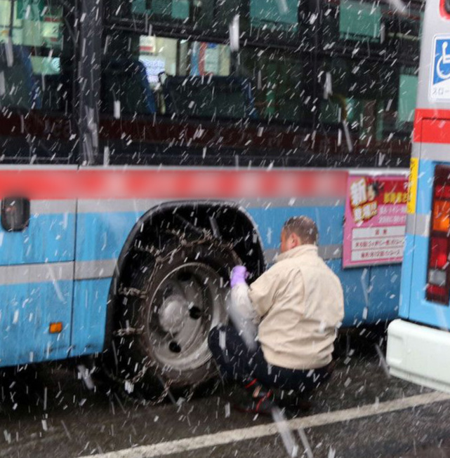 スタッドレスタイヤでは十分ではない場合も（写真は一部加工）