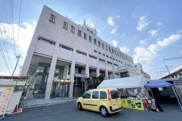 まねき食品本社前で営業中の「まねきのえきそばドライブスルー店」（筆者撮影）