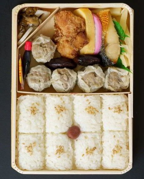 まねき食品の「関西シウマイ弁当」はおかずの品数や配置も崎陽軒の「シウマイ弁当」にそっくり（筆者撮影）