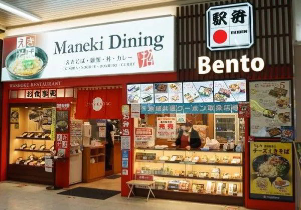 姫路駅の新幹線口手前にある「マネキダイニング」と中央売店（筆者撮影）
