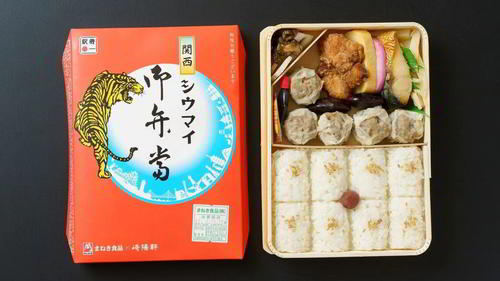 まねき食品と崎陽軒のコラボで誕生した「関西シウマイ弁当」960円（筆者撮影）
