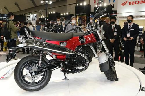 第49回 東京モーターサイクルショーで発表されたホンダの新型車ダックス125（筆者撮影）