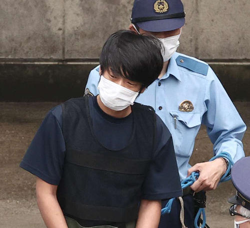 奈良西警察署から送検される山上容疑者